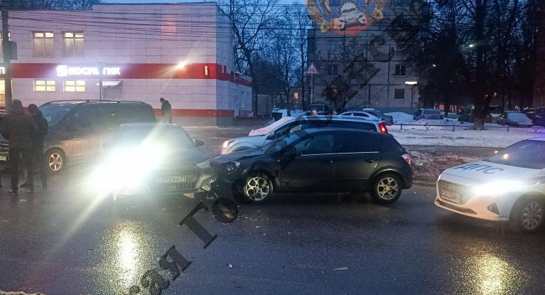 На улице Металлургов в Туле столкнулись два авто