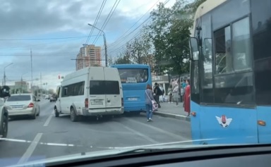 В Туле возле остановки &quot;Педагогический университет&quot; на проспекте Ленина столкнулись автобус и маршрутка