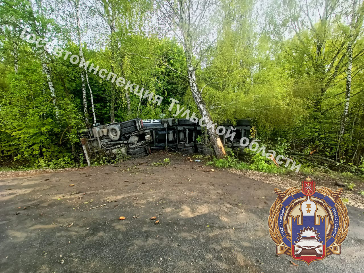 Водитель на большегрузе опрокинулся с дороги в Чернском районе