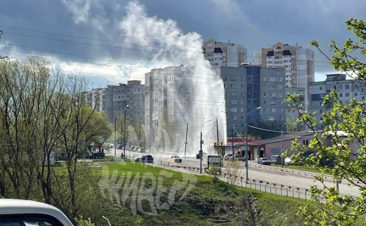 В Пролетарском районе Тулы из прорвавшейся трубы забил водяной гейзер