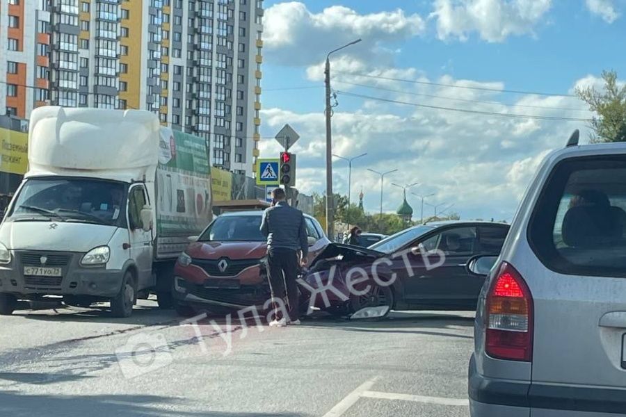 Две легковушки устроили ДТП на перекрестке улиц Оборонной и Некрасова в Туле