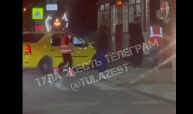 Иномарка врезалась в трамвай в Туле