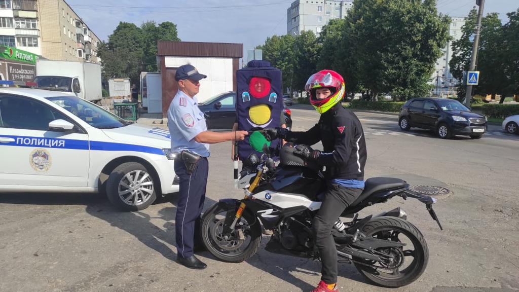 ГИБДД Новомосковска поздравил местных жителей с Международным днем светофора