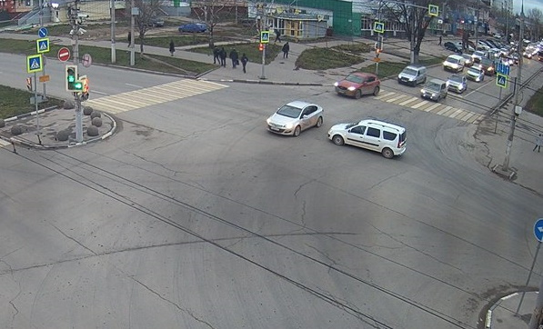 На пересечении улиц Ложевой и Кирова в Туле столкнулись две легковушки