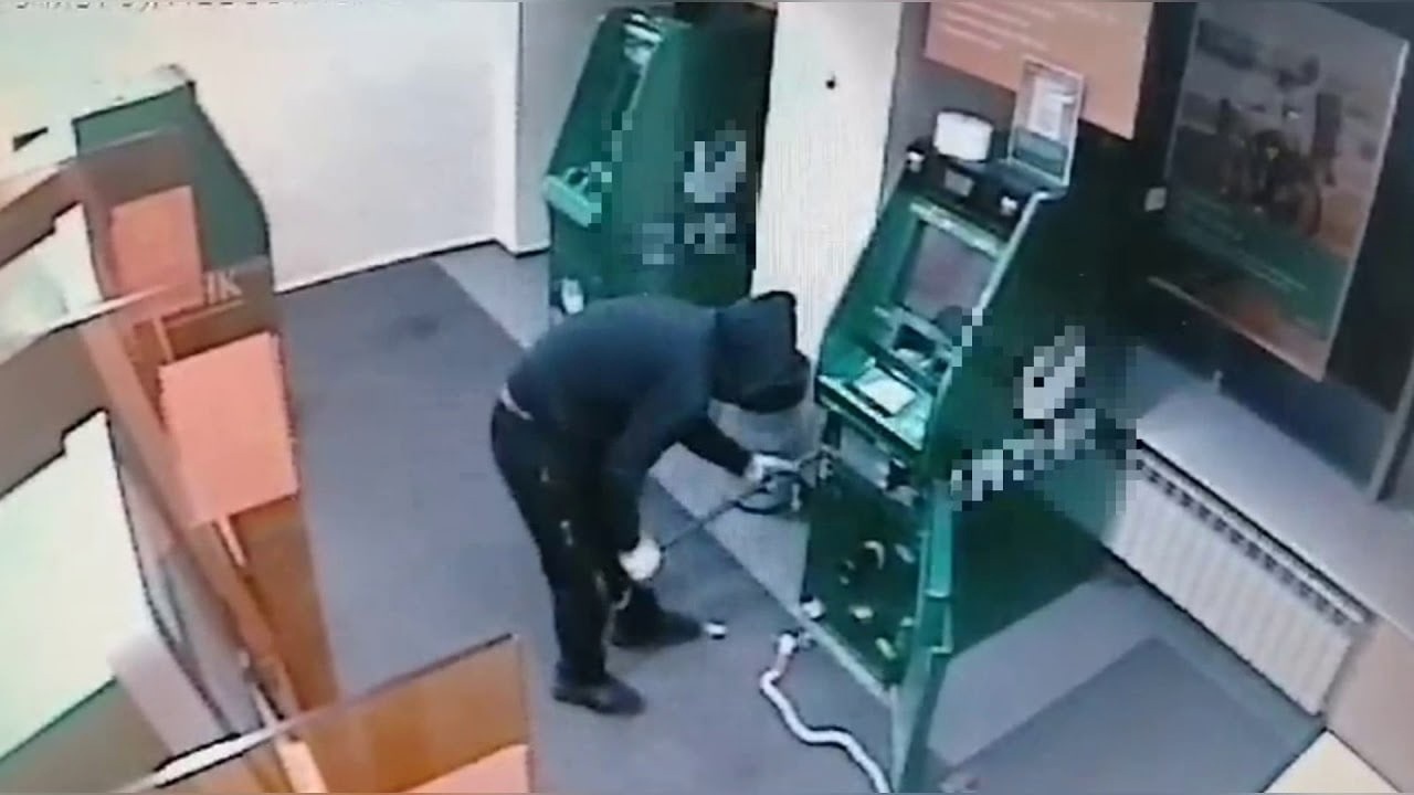 Неизвестные разгромиили банкомат в Советске