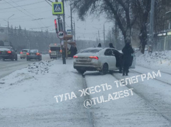 ДТП произошло на проспекте Ленина в Туле: встали трамваи