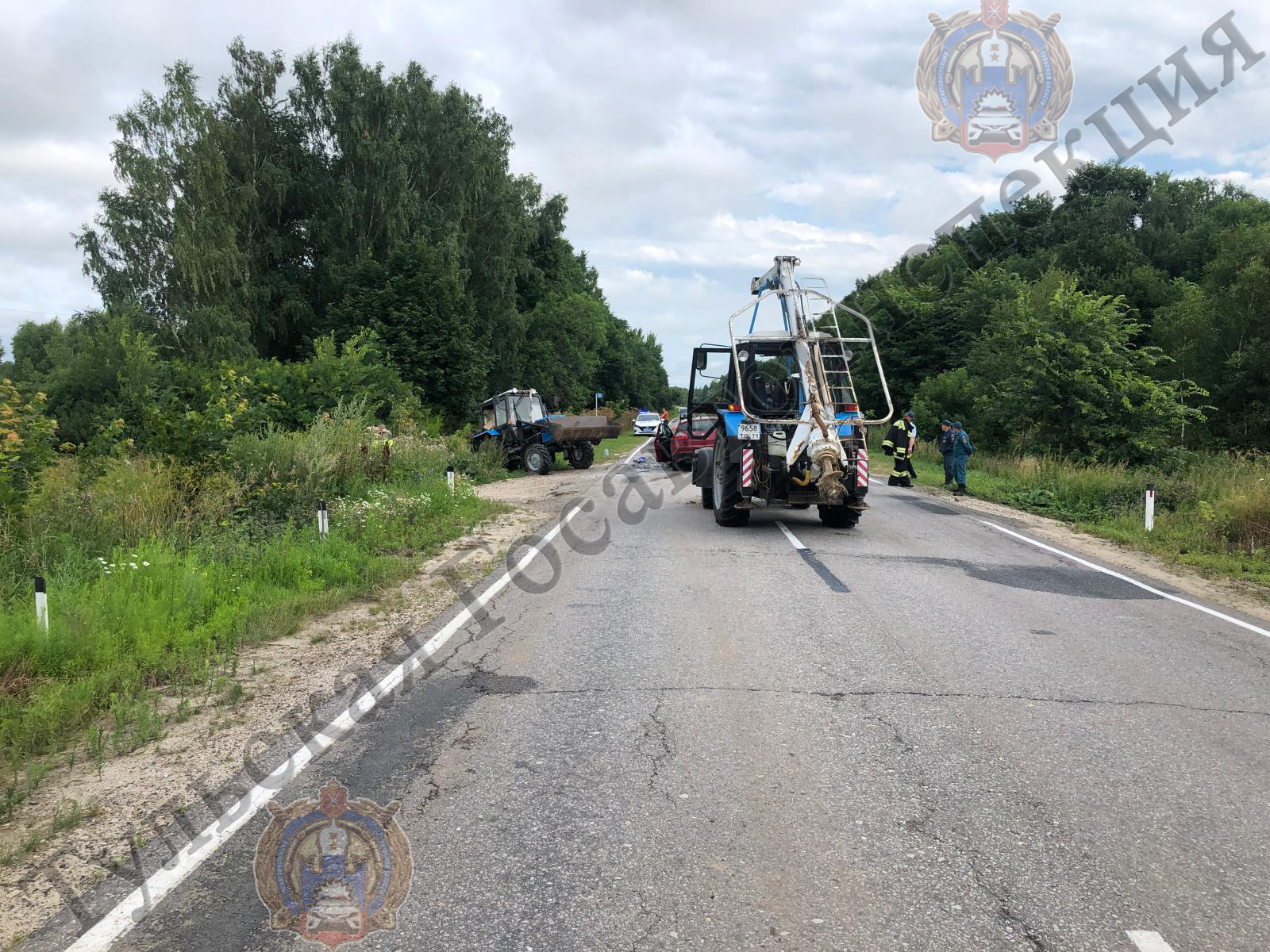 В Белевском районе водитель Renault Megane столкнулся с двумя тракторами