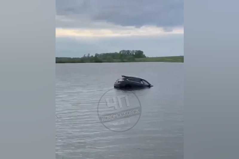 ﻿Автомобиль Lexus утонул в реке в Узловском районе