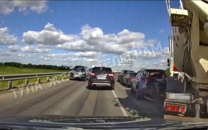 Массовое ДТП с бетономешалкой произошло на Калужском шоссе в Туле