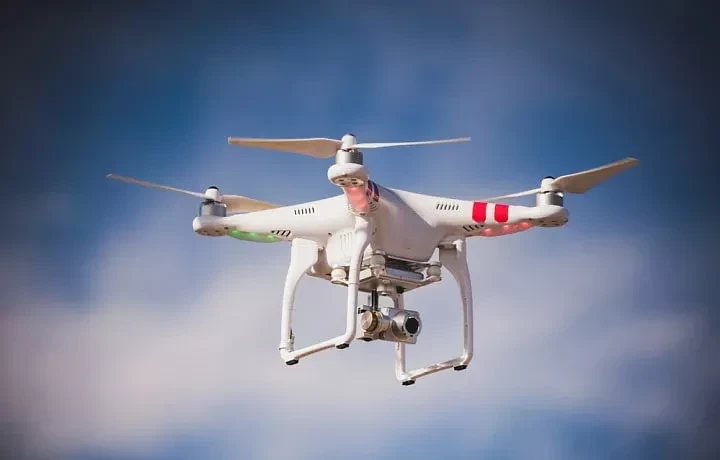 В небе над Тулой уничтожен один украинский беспилотник: из-за обломков загорелась крыша магазина