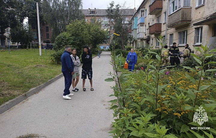 Двенадцать человек эвакуировали из-за пожара в трехэтажном доме в Суворове
