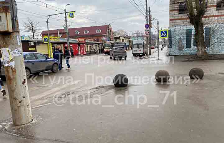 Машина сбила женщину-пешехода на улице Колетвинова в Туле
