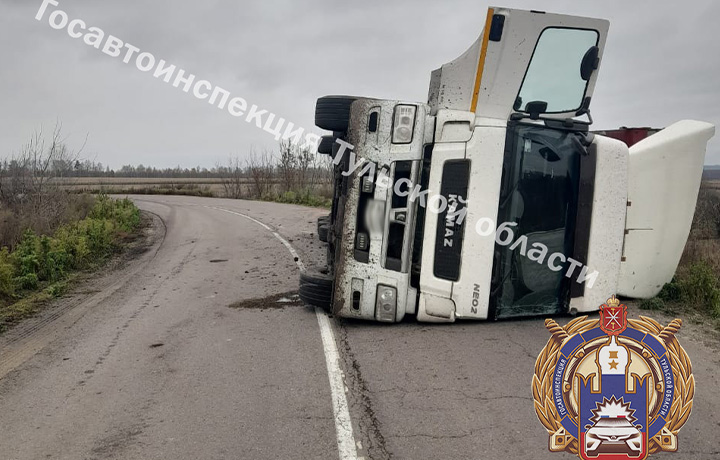 Водитель КамАЗа опрокинулся на дороге в Одоевском районе