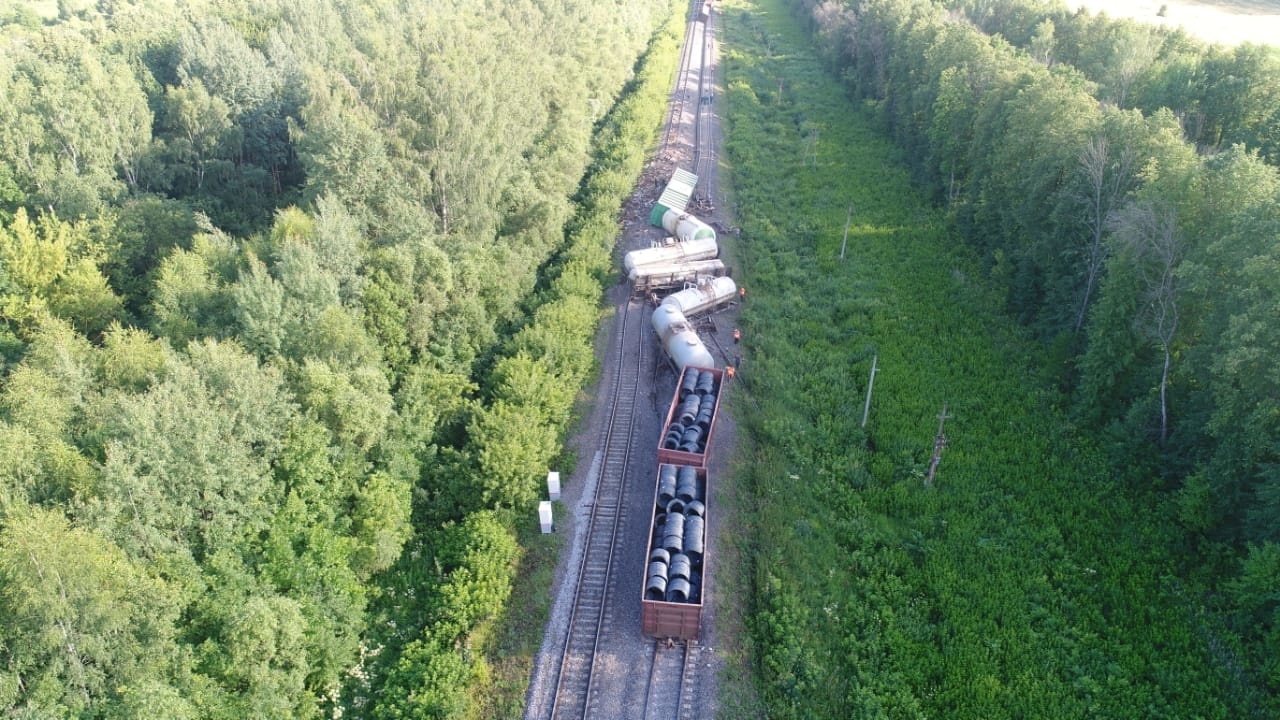 По факту схода 12 вагонов грузового состава в Тульской области возбуждено уголовное дело
