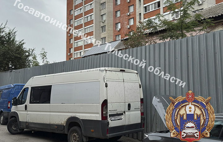 Две иномарки столкнулись на парковке в Туле, пострадала 22-летняя девушка