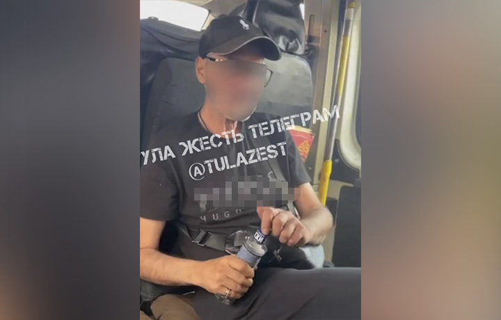 В Туле мужчина распивал водку в маршрутке и обзывал пассажиров