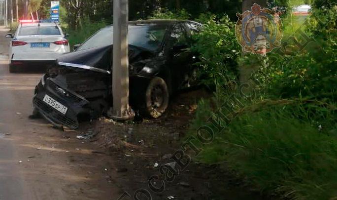 В Донском пьяный водитель съехал с дороги и врезался в столб