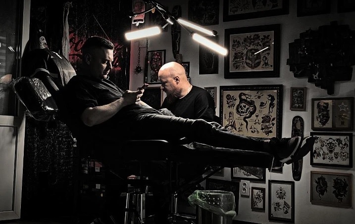 Вам одноразовой иглой или подешевле? Тату-мастер Иван Щербаков рассказал, почему татуировки так дорого стоят
