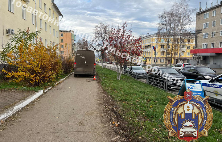 На тротуаре в Ефремове машина сбила пешехода