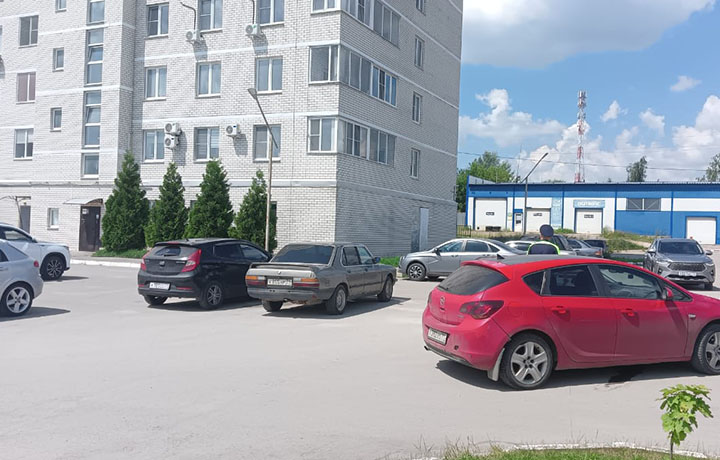 Семилетний велосипедист попал под машину во дворе дома в Туле