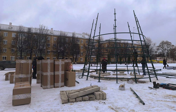 Новогоднюю елку начали устанавливать в Богородицке