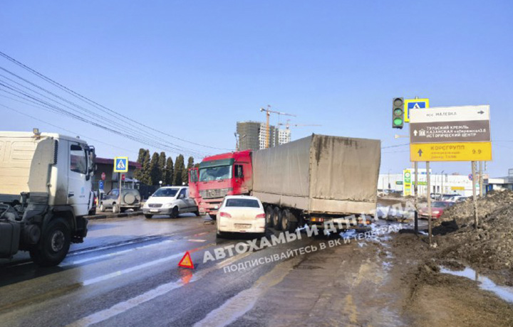 На Новомосковском шоссе под Тулой в результате ДТП сложилась фура