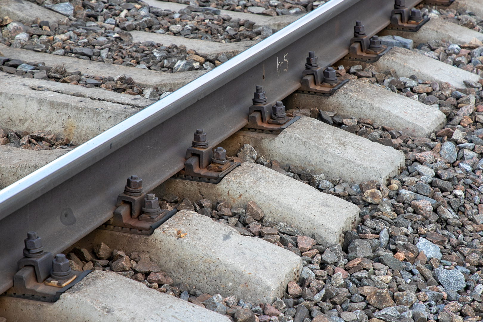 Грузовой поезд сбил мужчину на железнодорожном переезде в тульском Криволучье Тулы