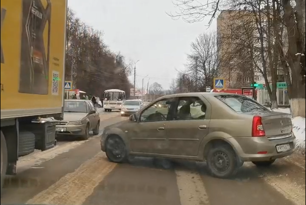 В Новомосковске припаркованный автомобиль выкатился на проезжую часть