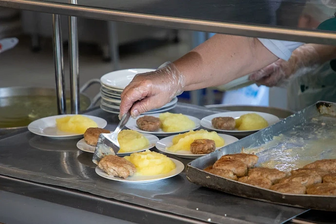 В школе Арсеньевского района ученикам готовили обеды из просрочки и домашней продукции