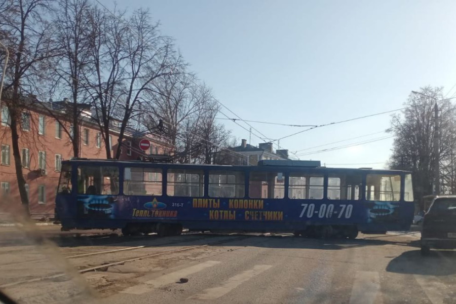 Трамвай сошел с рельсов на пересечении улиц Глинки и Марата в Туле