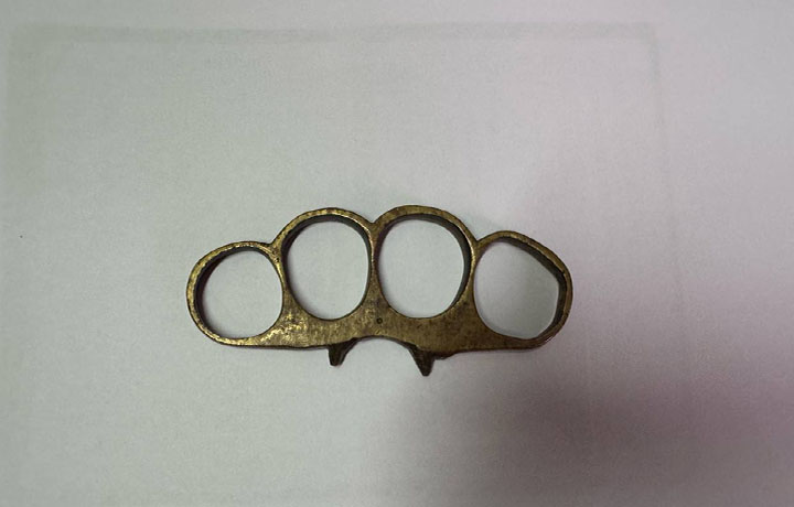 Несовершеннолетний посетитель пытался пронести кастет в здание суда в Туле