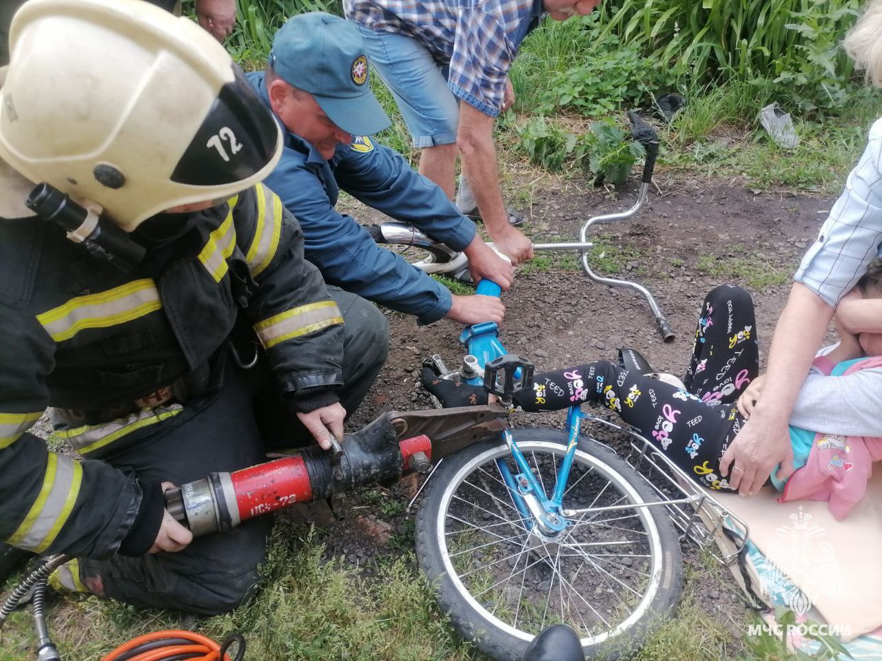 В Венёвском районе спасатели помогли шестилетней девочке, застрявшей в раме велосипеда