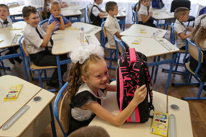 По поручению Алексея Дюмина школьникам из Мариуполя вручили подарки для учебы