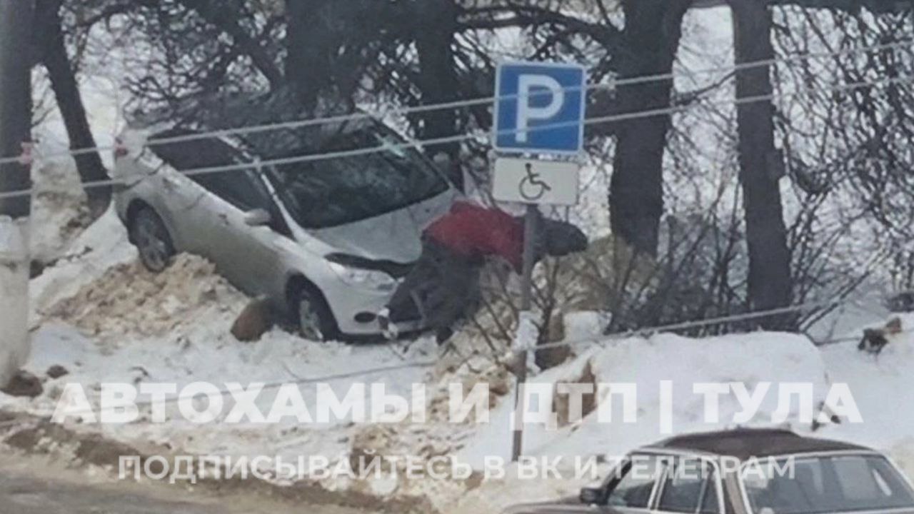 ﻿В Новомосковске иномарка устроила ДТП из-за неожиданной парковки