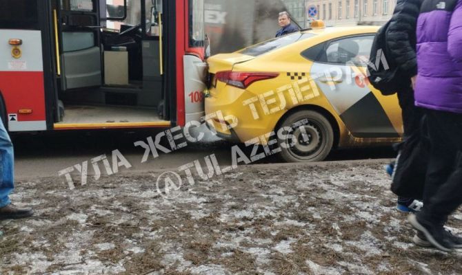 Такси и автобус столкнулись в Туле