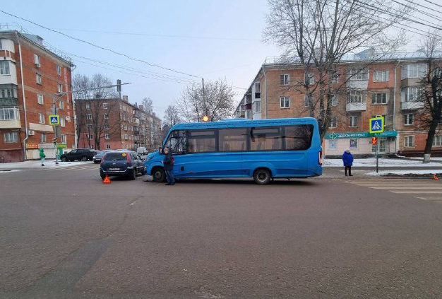 На улице Кутузова в Туле столкнулись Ford и автобус