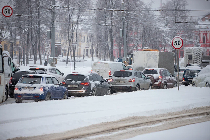 Тульская ГАИ попросила водителей быть предельно внимательными на дорогах в связи с погодой