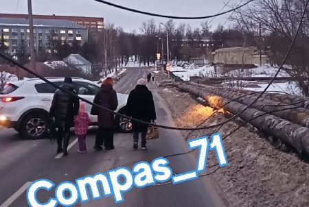 Мусоровоз оборвал провода на улице Юлиуса Фучика в Туле