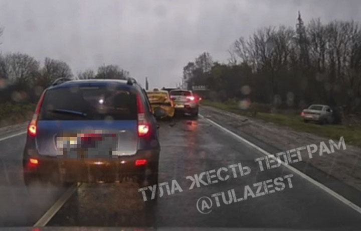 Четыре машины столкнулись на трассе в Щекине