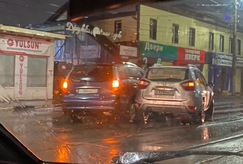 На Оборонной улице в Туле две иномарки столкнулись на трамвайных путях