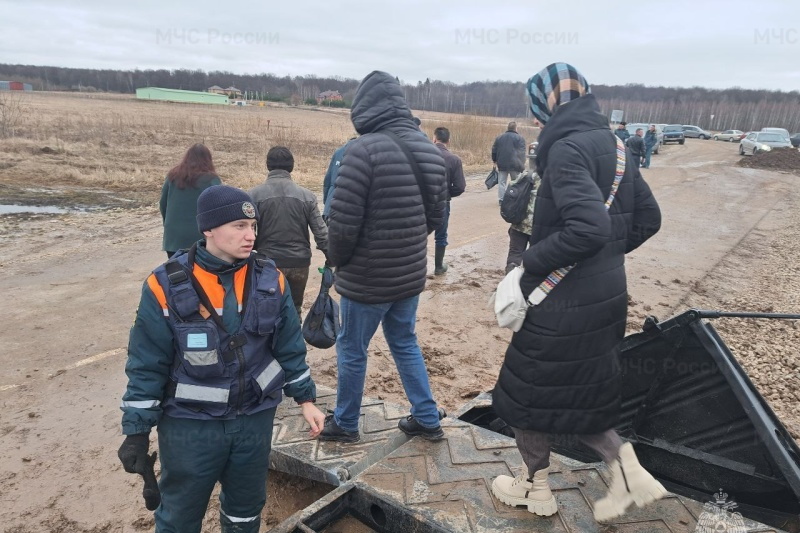 Тульские спасатели организовали переправу из села Никольское из-за половодья