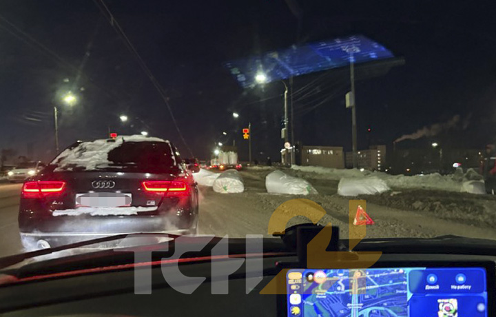 Фура потеряла груз на Демидовской плотине в Туле, движение затруднено