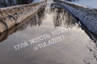 По дороге к деревне Нижние Присады в Тульской области машины глохнут из-за глубокой лужи