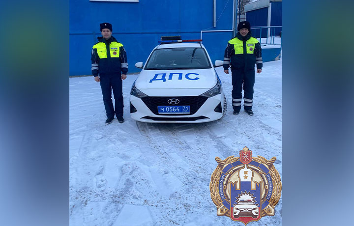 Госавтоинспекторы помогли дальнобойщику добраться до сервиса на трассе в Тульской области