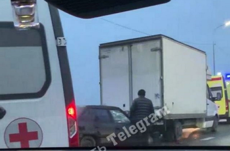 На трассе М-2 в Туле столкнулись Daewoo Nexia и грузовик: пострадала женщина