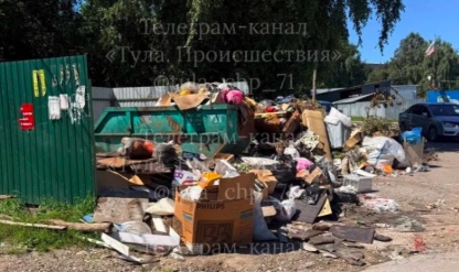 Жители улицы Калинина в Плавске задыхаются из-за его несвоевременного вывоза мусора