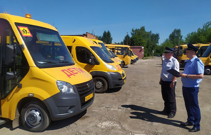 Прокуратура проверила безопасность школьных автобусов в Каменском районе