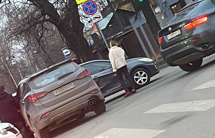На улице Первомайской в Туле столкнулись две легковушки