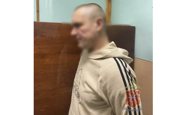 В подъезде дома в Кимовске 45-летний мужчина отобрал у женщины телефон и шубу