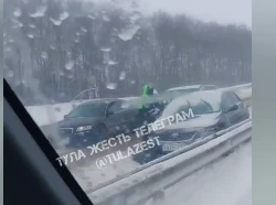 Появилось видео массовой автомобильной аварии в Тульской области